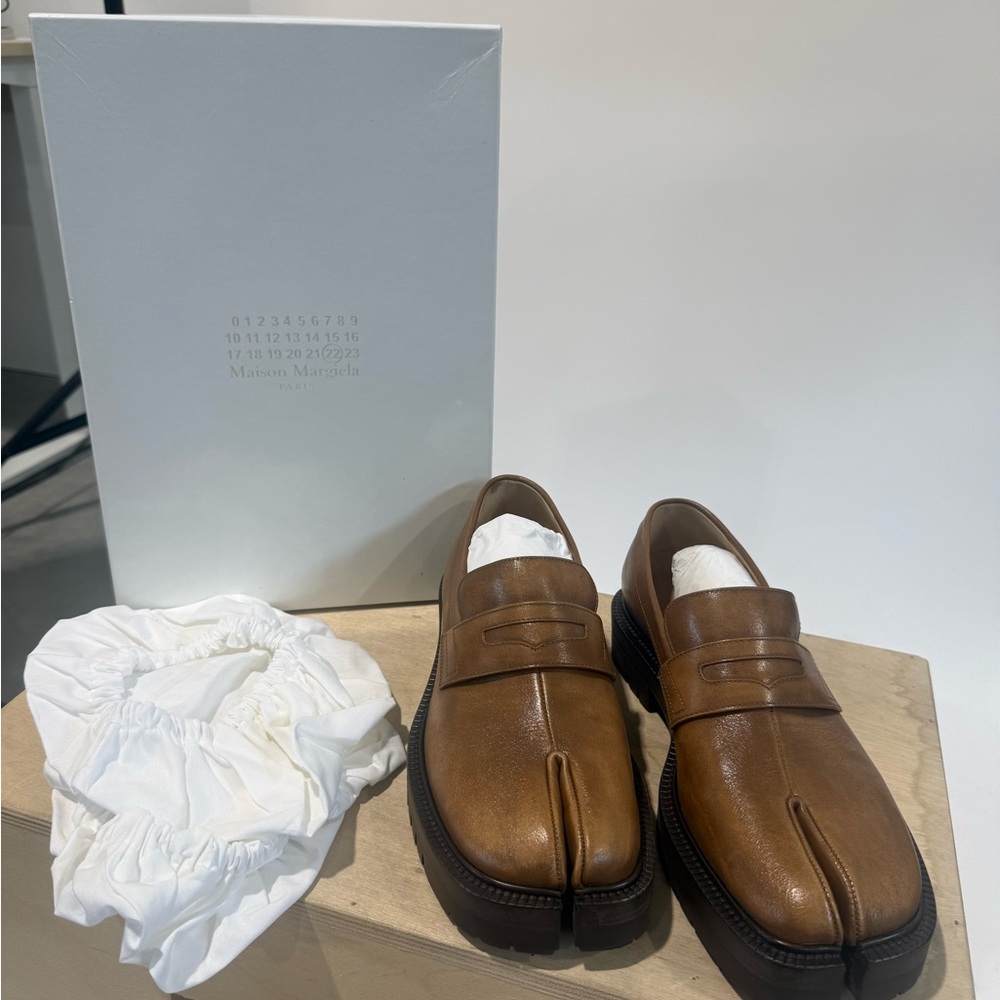 Maison Martin Margiela Women's Split-Toe Tabi Loafers in Brown Leather - Picture 8 of 8
